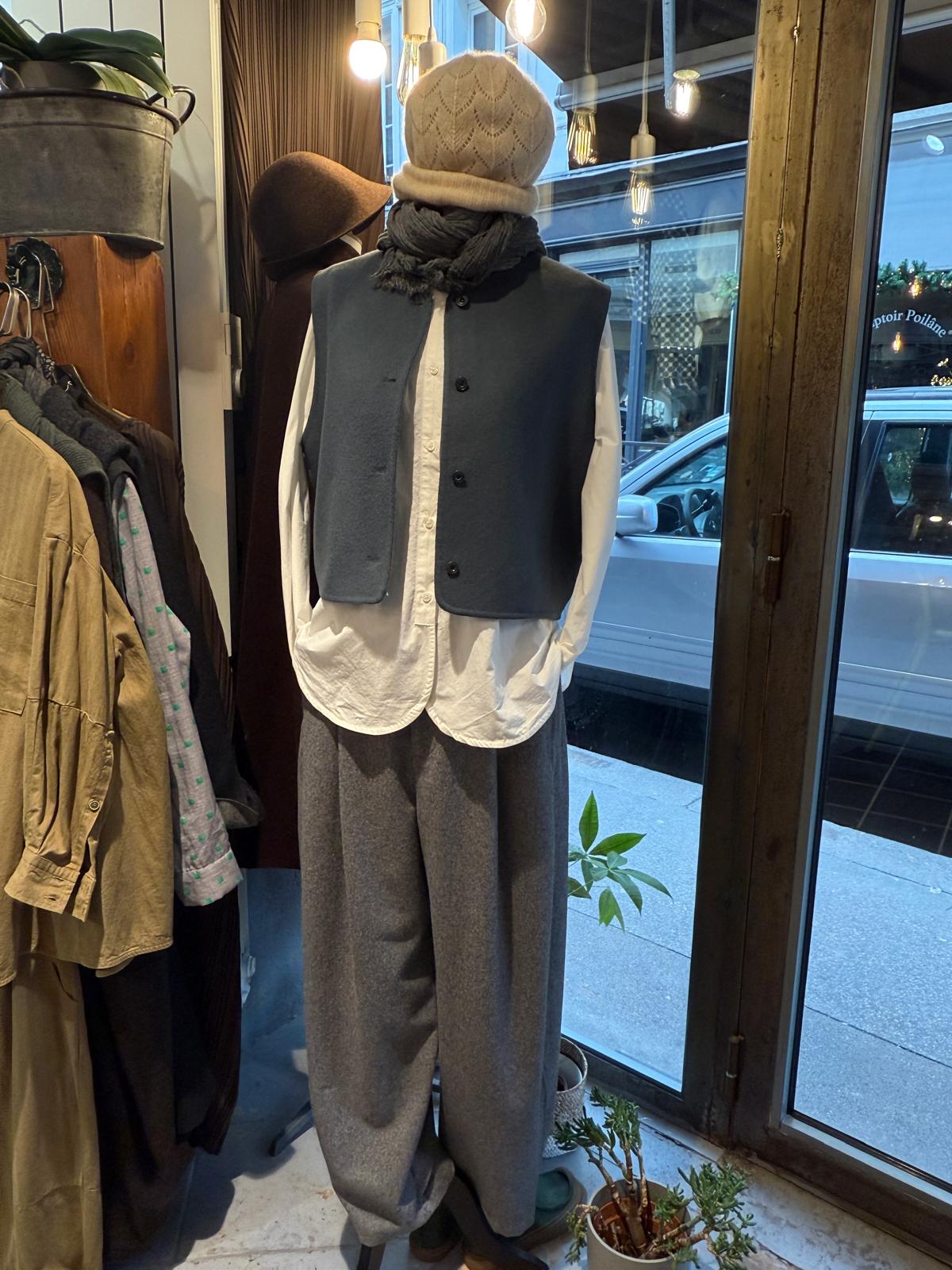 Silhouette IKI en boutique, gilet et pantalon en laine